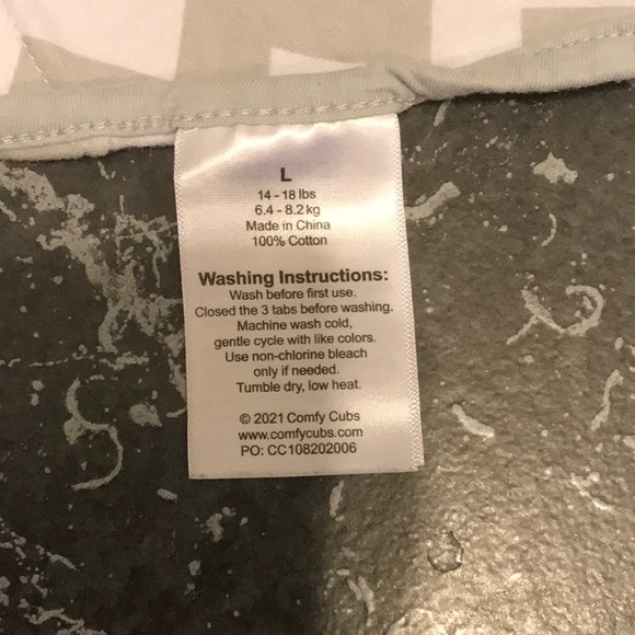 Comfy cubs swaddle, blanket - Picture 3 of 3